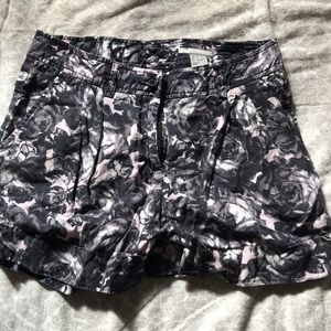 Floral pleated shorts